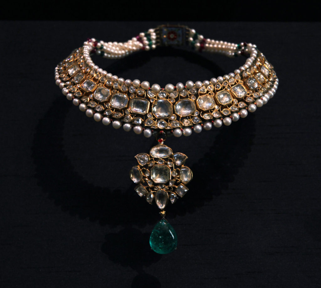 Gold necklace with pearls, rubies, diamonds and emerald. From India, 1800-1950, possibly earlier.
The gems are set in highly refined gold ( kundan ).